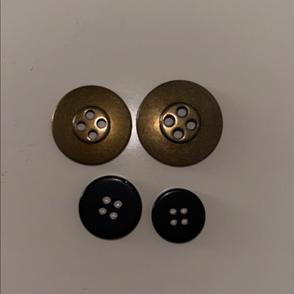 Burberry Buttons - Picture 2 of 6